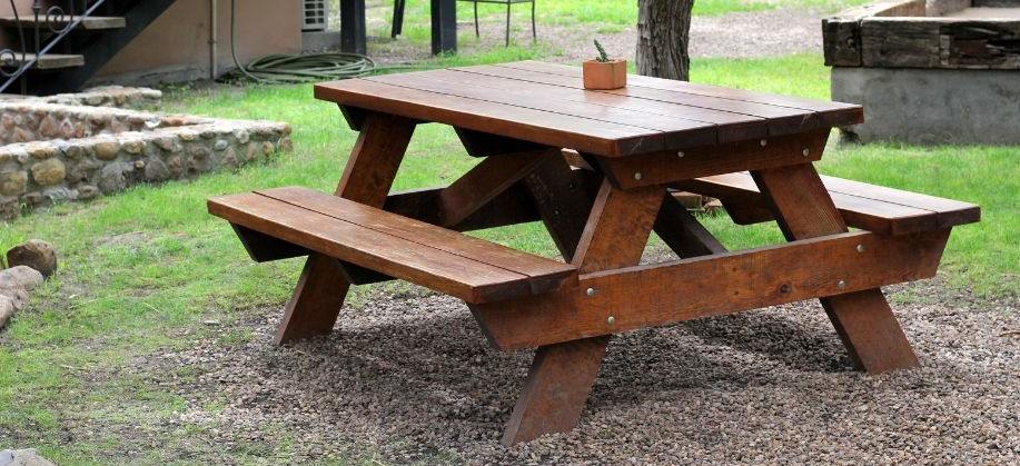 table pique nique en bois scellée au sol
