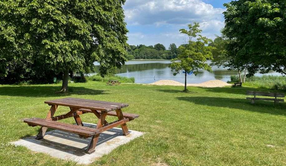 table pique nique bois dans un parc urbain