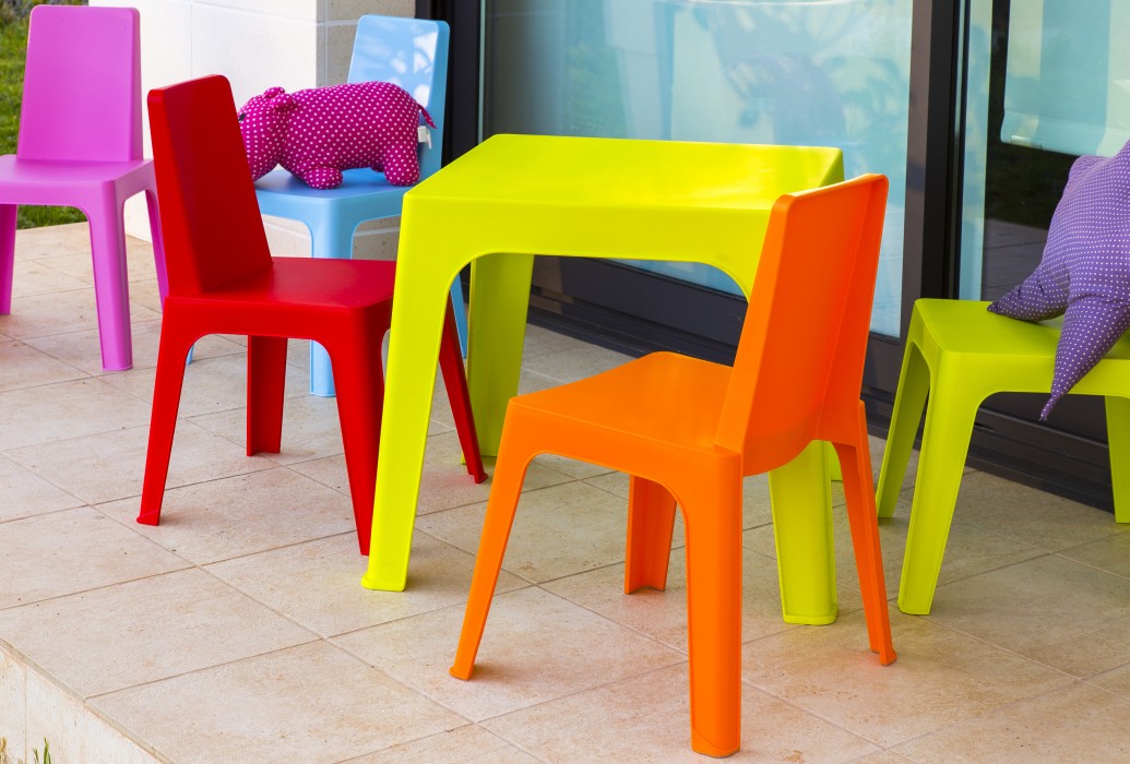 Petite chaise en plastique enfant