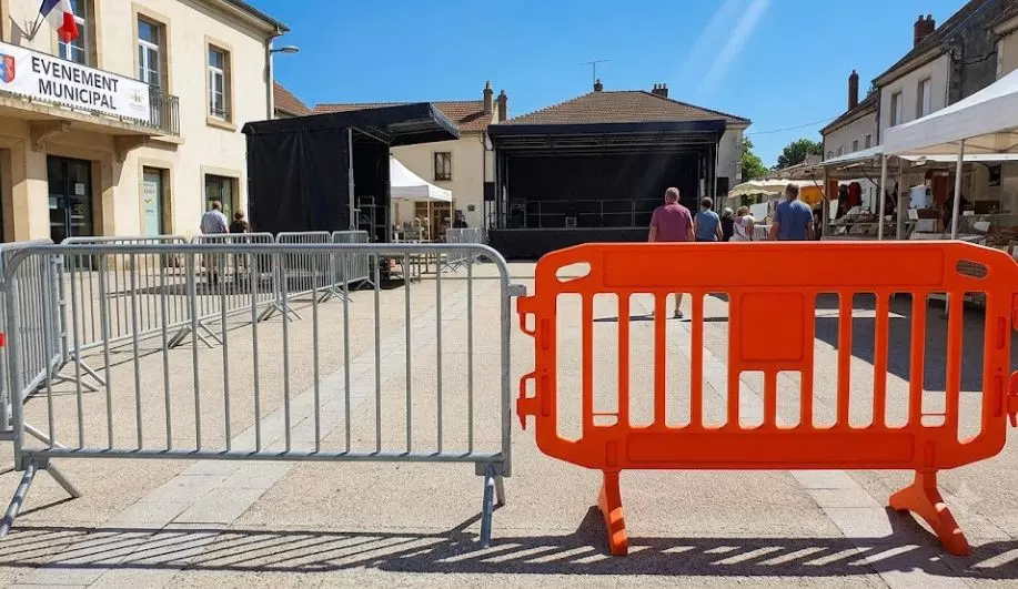Barrières de police : métal ou plastique ?