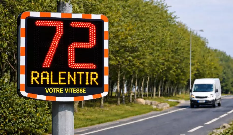 Bien implanter un radar pédagogique : le guide complet pour les collectivités