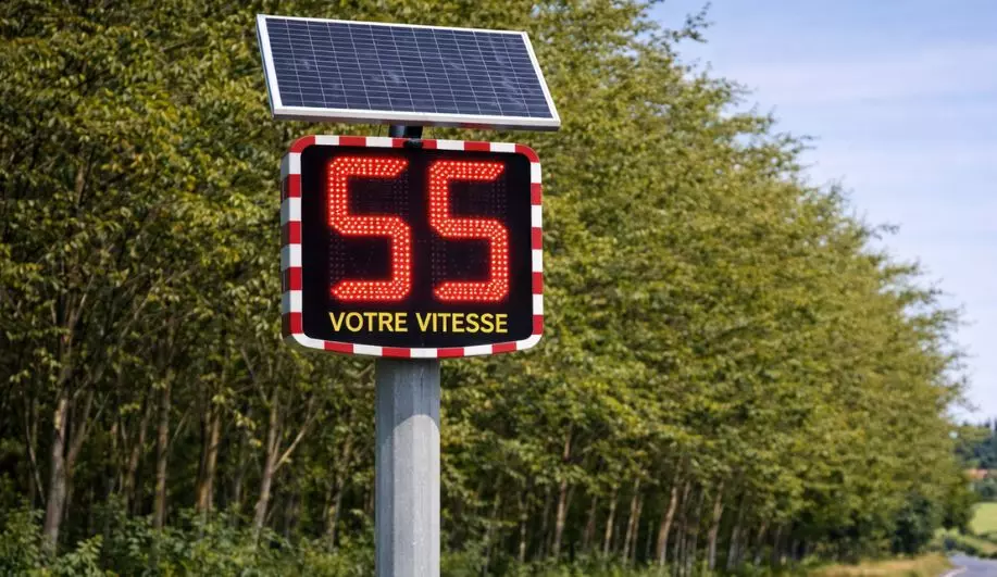 Sécurité routière durable : Pourquoi le radar pédagogique solaire séduit tant les collectivités ?