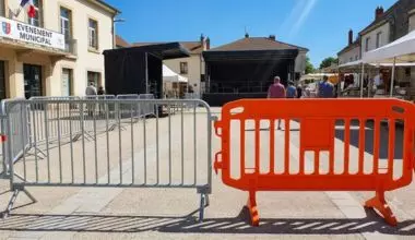 Barrières de police : métal ou plastique ?